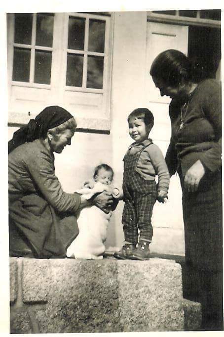 Nas mãos da bisavó Maria com a avó Dalaica