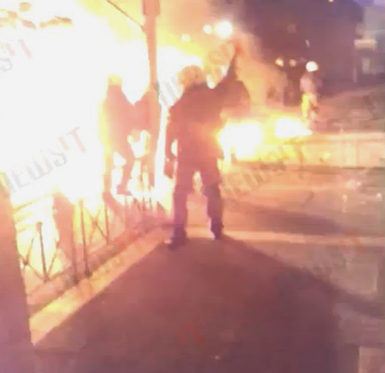 Απίστευτο Βίντεο: Πετούσαν μολότοφ στους αστυνομικούς από τα μπαλκόνια! 