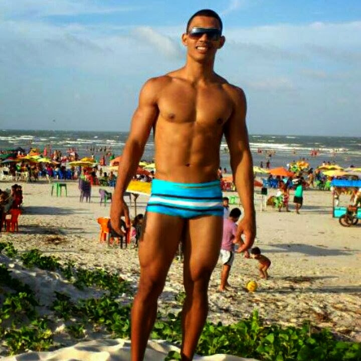   O Mister Beleza Negra 2013 aproveitou o dia ensolarado na praia, repleta de banhistas Foto: Arquivo pessoal