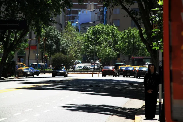 Mujer sola esperando colectivo