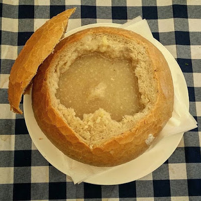 Sopa de ajo en olla de pan, Bratislava, Eslovaquia