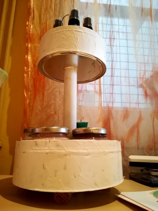 como-hacer-expositor-reciclando-latas-galletas