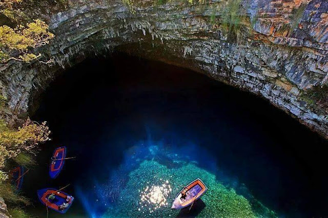 Pemandangan Indah Gua Melissani Yunani