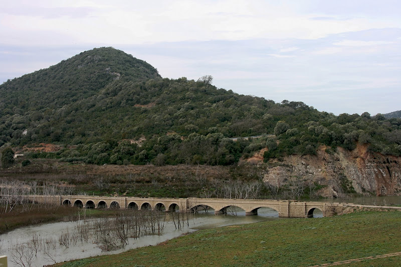 Antiguo puente de 'Picao' en el pantano de Guadalcacín. Hoy cubierto por las aguas