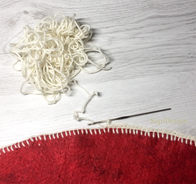 Käsin ommeltu ja virkattu reuna stitched border Christmas Tree carpet SapiDesign