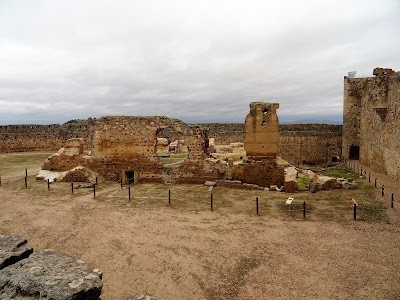 Patio oeste dónde se ubican los restos de la Iglesia de Santa María del Castillo