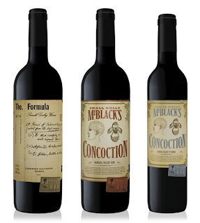 diseño de botella y etiqueta de vino.