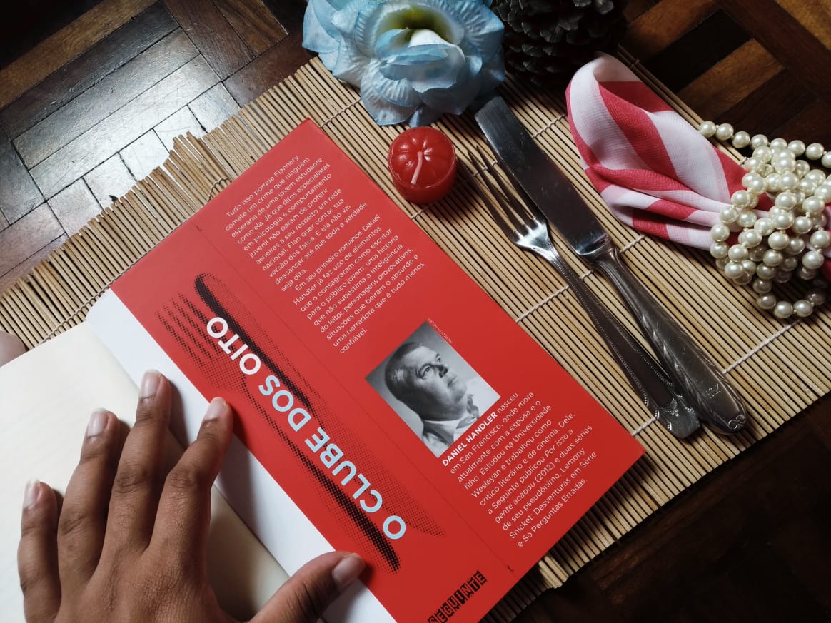 RESENHA DE LIVRO : O Clube dos Oito - Daniel Handler RESENHA DE LIVRO : O Clube dos Oito - Daniel Handler