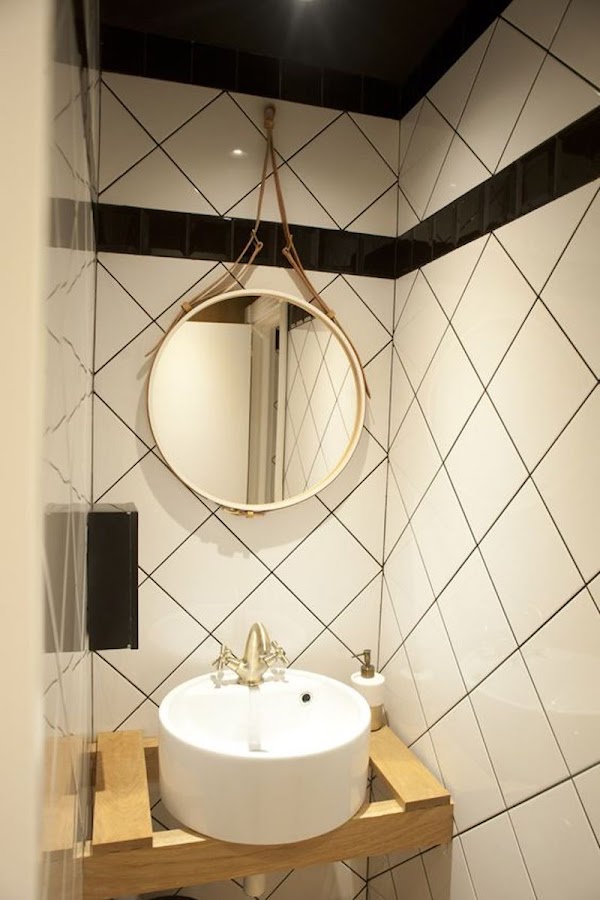 Hogar con techos pintado de negro