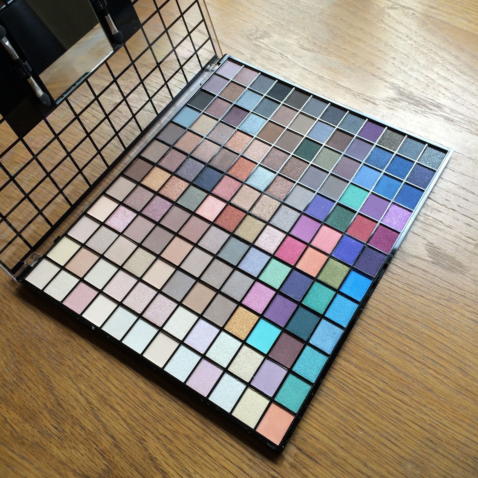 F.B.L Savvy Makeup Revolution 144 Palette