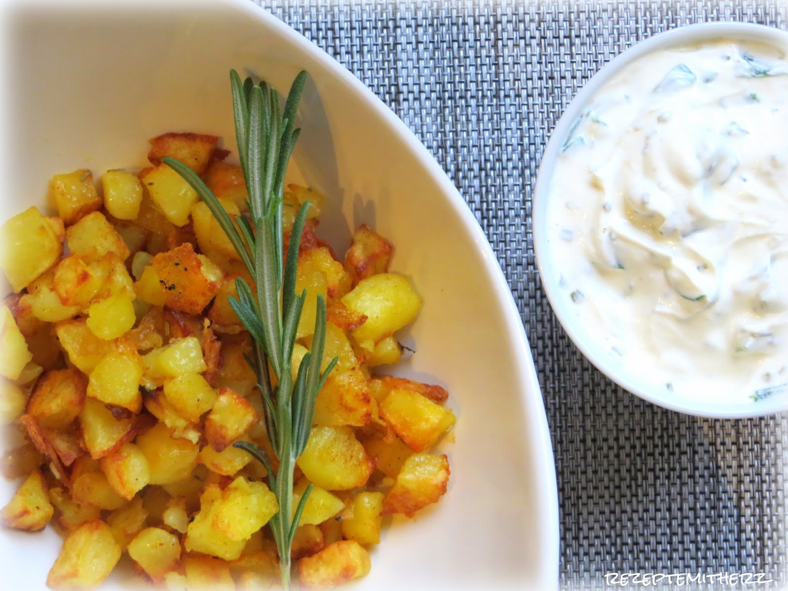 Rezepte mit Herz: Bratkartoffeln mit Rosmarin und Frühlingsquark