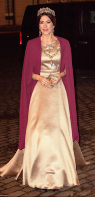 Cape Lasse Spangenberg Copenhagen / robe Jesper Hovring / minaudière Judith Leiber
