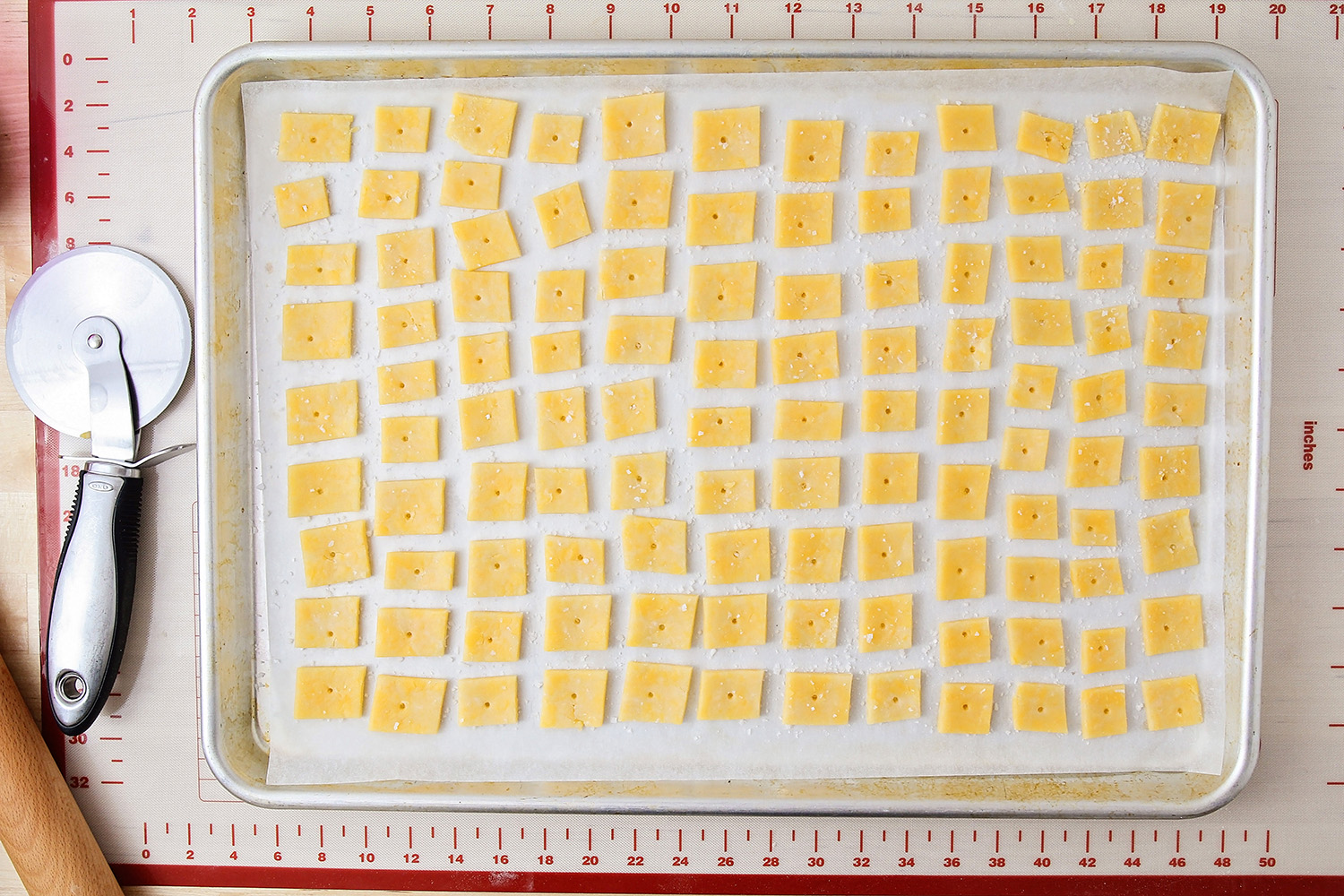 These homemade cheez-it crackers are so deliciously cheesy, and even better than store-bought!