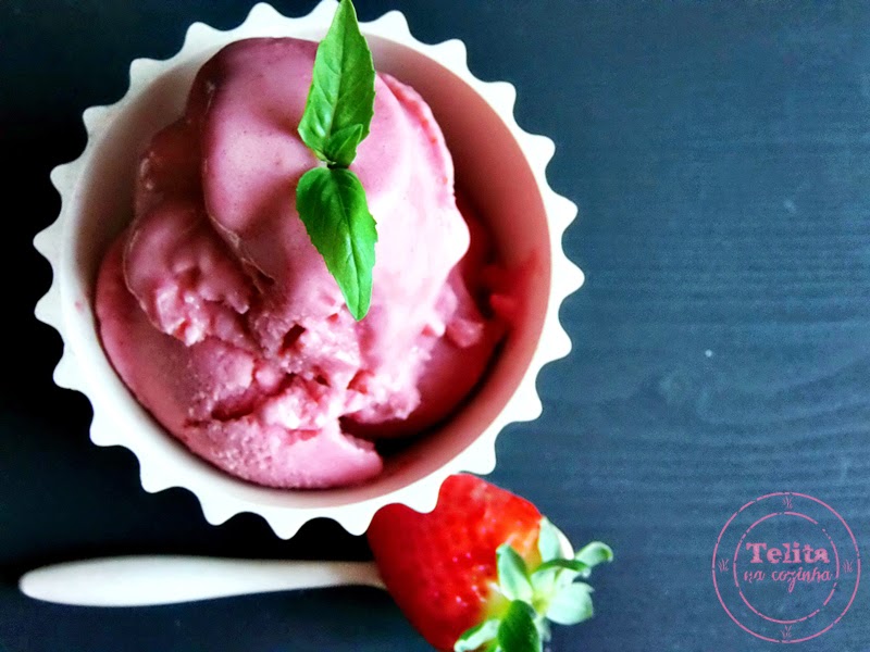 gelado de iogurte com morango e manjericão