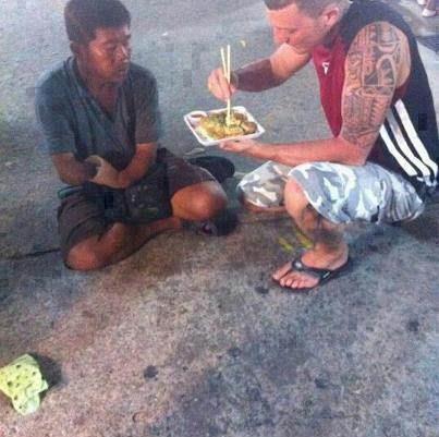 viral photo tattooed tourist feeds beggar