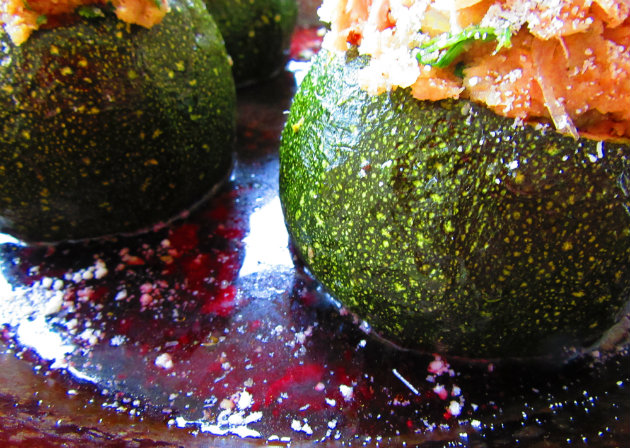 Round zucchinis stuffed with tuna by Laka kuharica: Add wine and vegetable broth to the pan