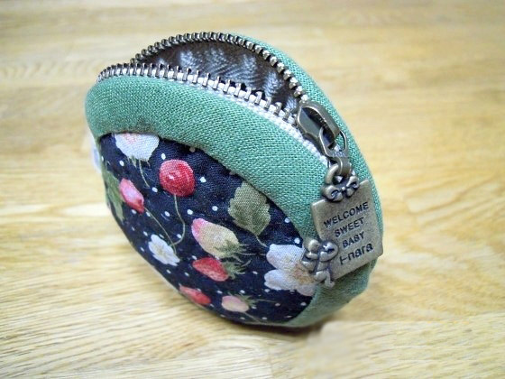 This is a very basic zippered pouch. DIY Tutorial in Pictures.