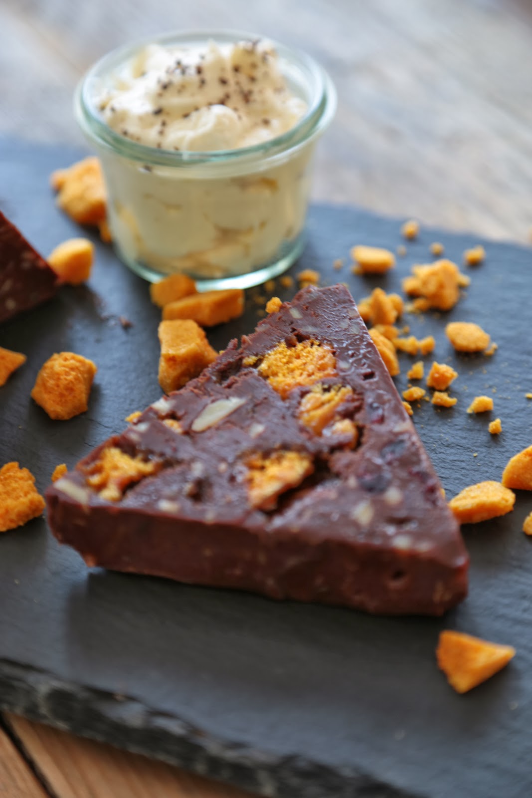 Terrine de chocolat , amandes, cranberries séchées et , un dessert très facile pour