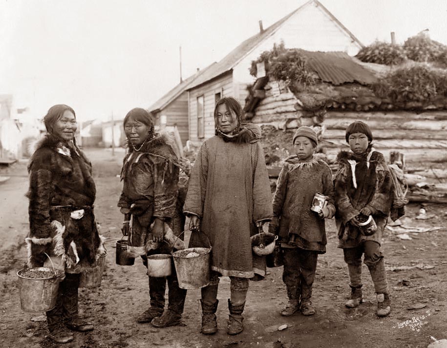 Amazing Vintage Photographs Capture Everyday Life of Eskimo People From