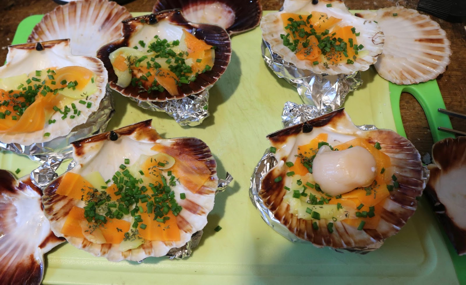 Jakobsmuscheln in der Schale gebacken