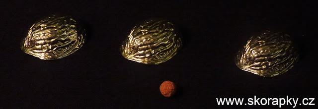 Hra Skořápky je nejznámější v tomto provedení s kuličkou a třemi skořápkami z ořechů.