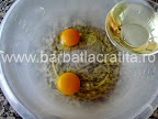 Briose cu stafide preparare reteta - turnam uleiul peste oua