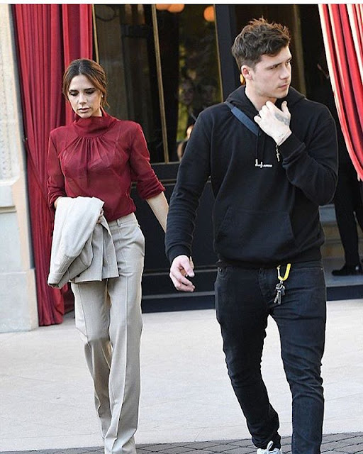 Victoria Beckham acude con su hijo Brooklyn a semana de moda