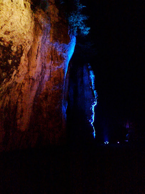 podświetlone skały nocą
