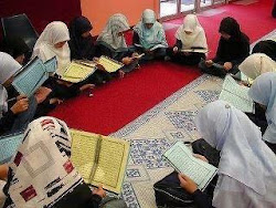 هكذا نتمنى أن تكون بنات المسلمين تجمعهن جلسات قرآنية لا جلسات نميمة