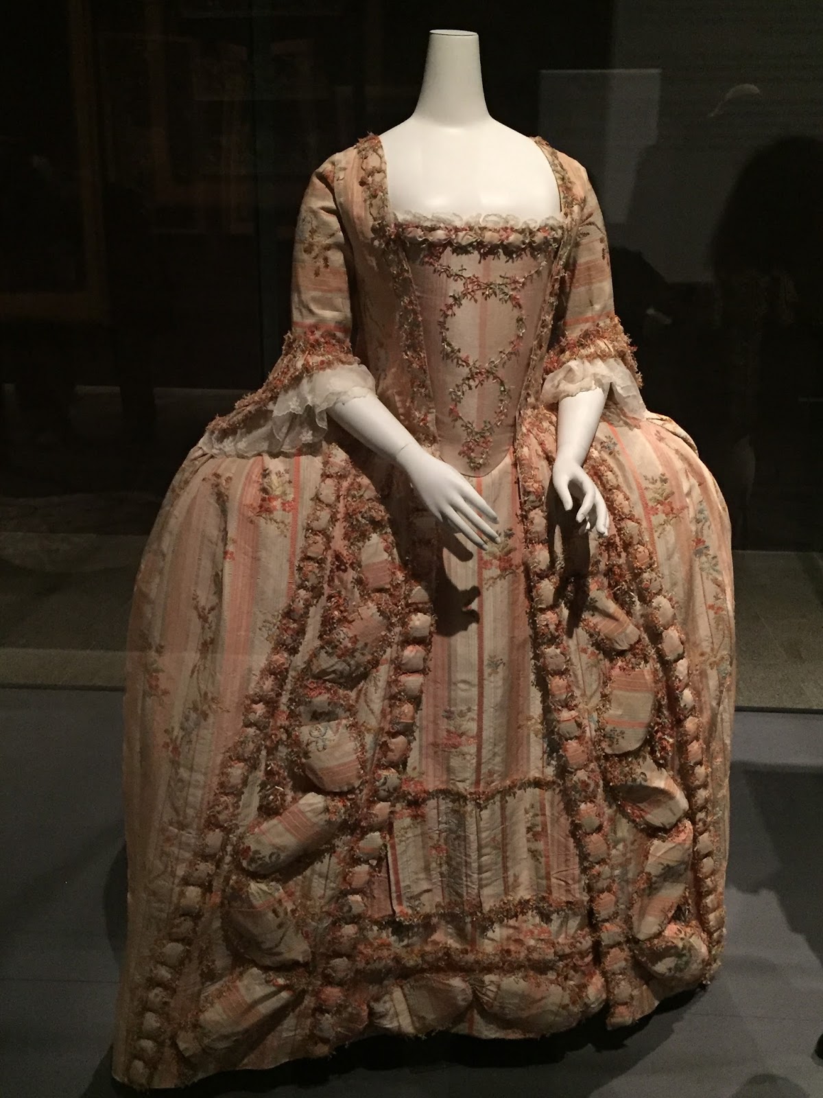 Мода версаль. Версальские платья. Платье Версаль. Мода Версаля. Отравленные платья в Версале.