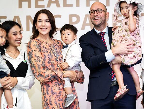 Crown Princess Mary wore sil dress by H&M. Minister Rasmus Prehn and Executive Director UNFPA Natalia Kanem