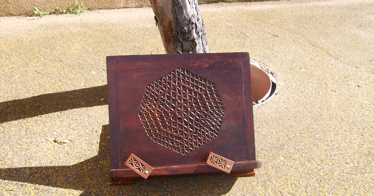 Atril de madera tallado con rosetón medieval