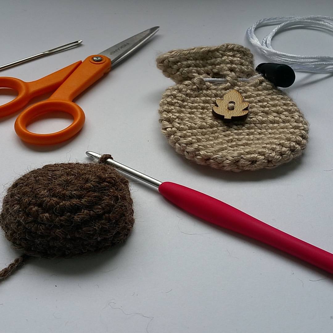 Crochet Crystal Pouch Necklace Free Pattern & Video Tutorial