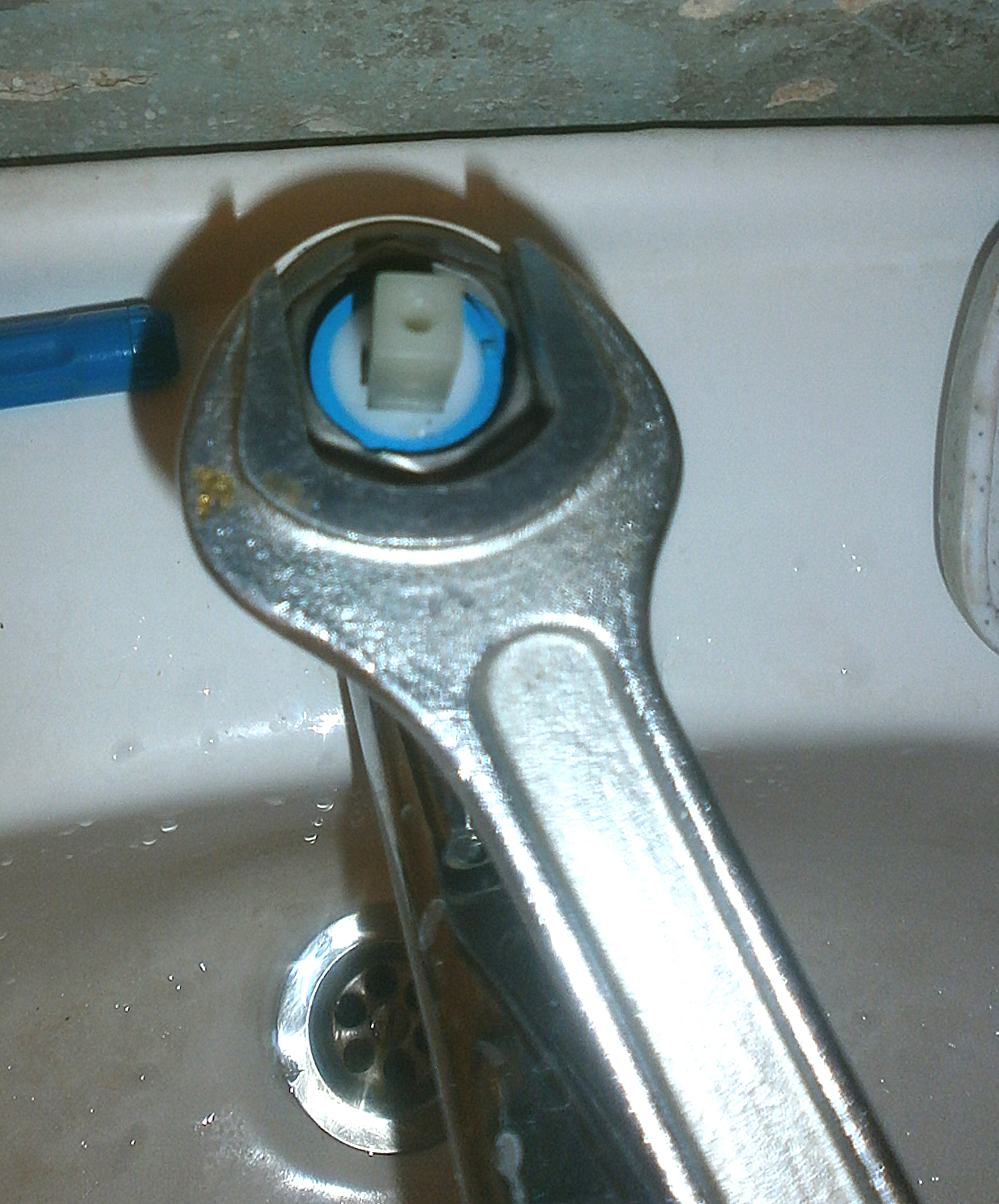 Смеситель для ванны ключ нужен. Ключ для прижимной гайки для смесителя. Размер зажимной гайки однорычажного смесителя. Гайка фиксации картриджа для смесителя. Ключ для демонтажа смесителя 34.