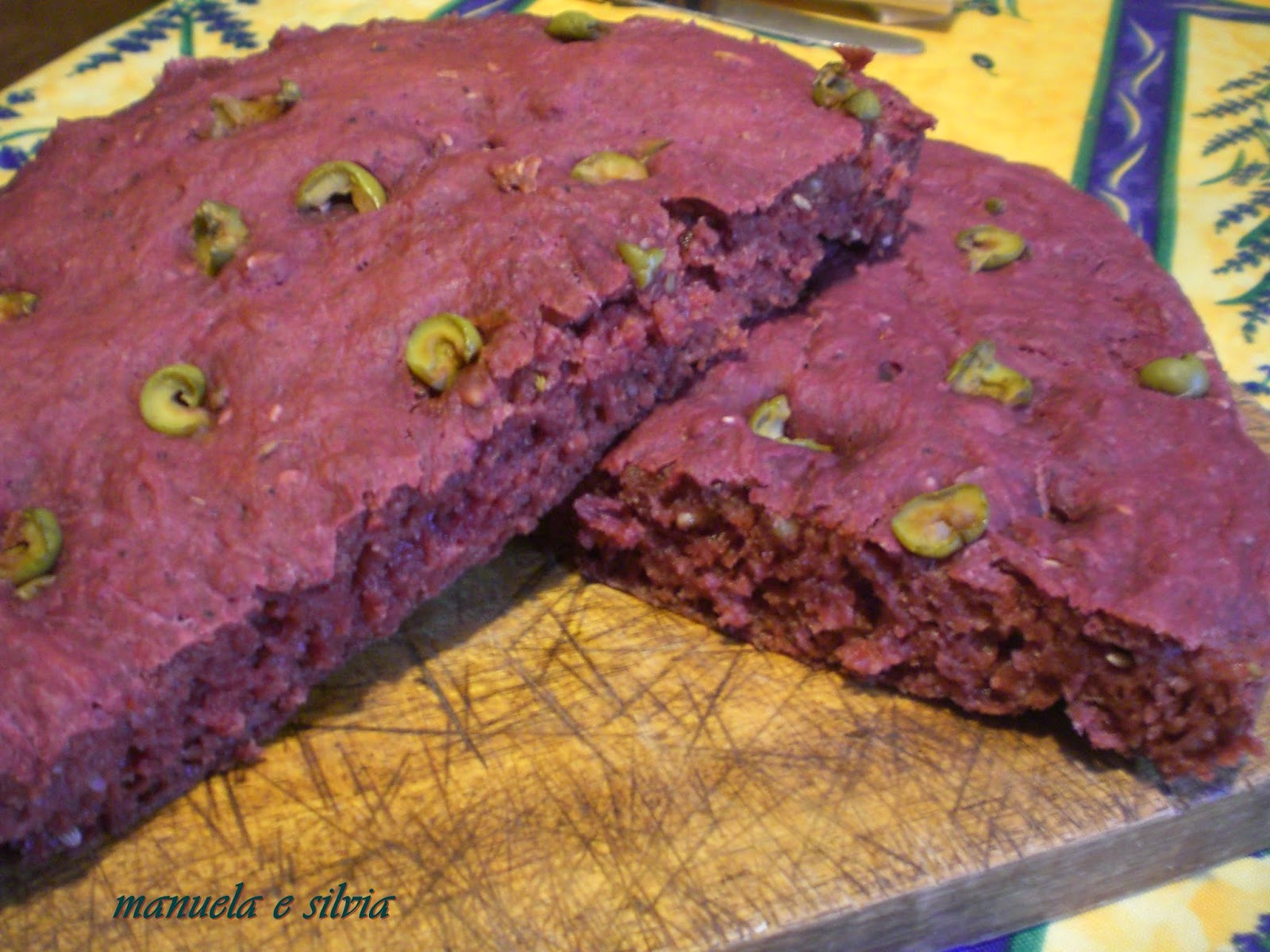 focaccia in rosa con olive verdi