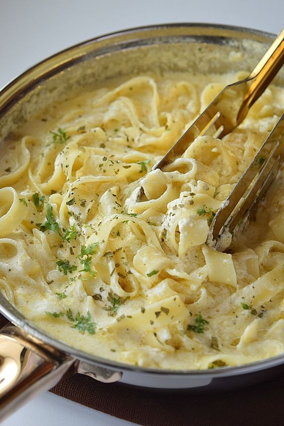 Fettuccine Alfredo (Olive Garden Copycat) Yummy