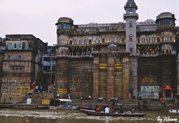Varanasi-cu-barca-pe-Gange-la-apus