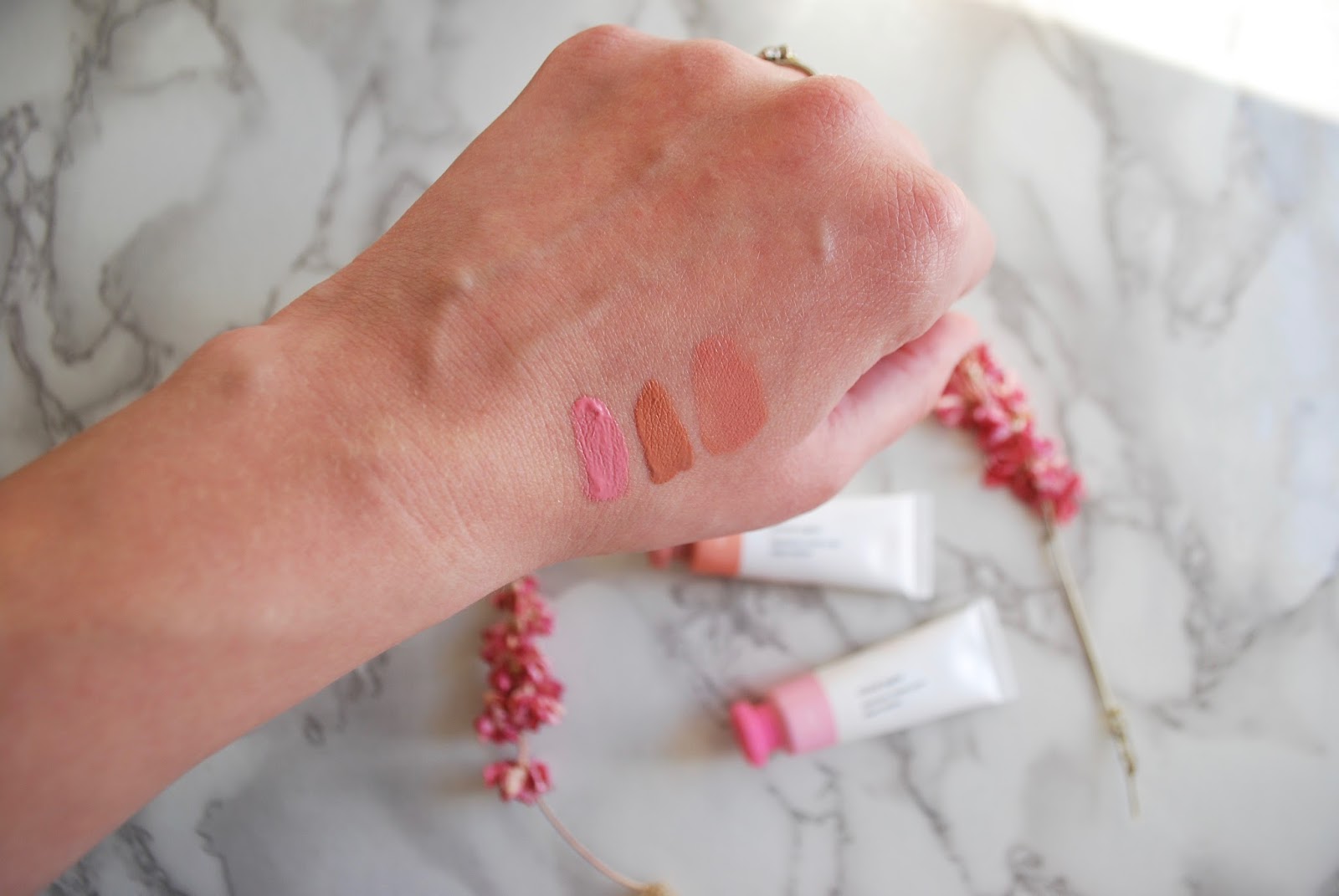 glossier cloud paint review and swatches dusk and puff