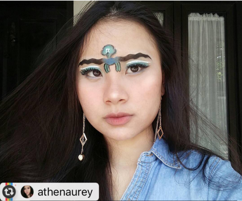 брови полумесяцем. красивый макияж для карих глаз. брови перышки тренд. бьюти тренд с брови. изумрудные брови.