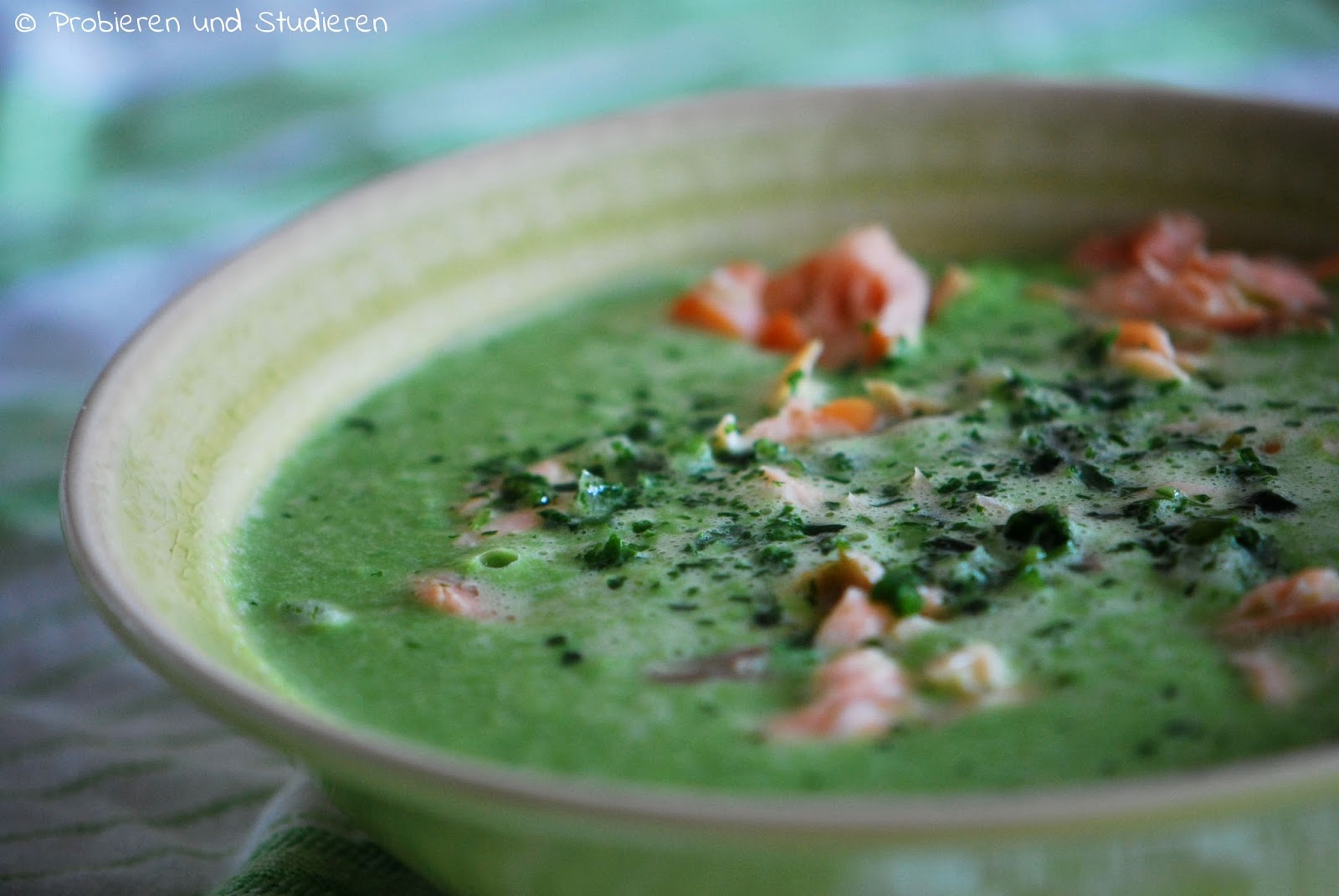 Probieren und Studieren : Frische Erbsensuppe mit Stremellachs