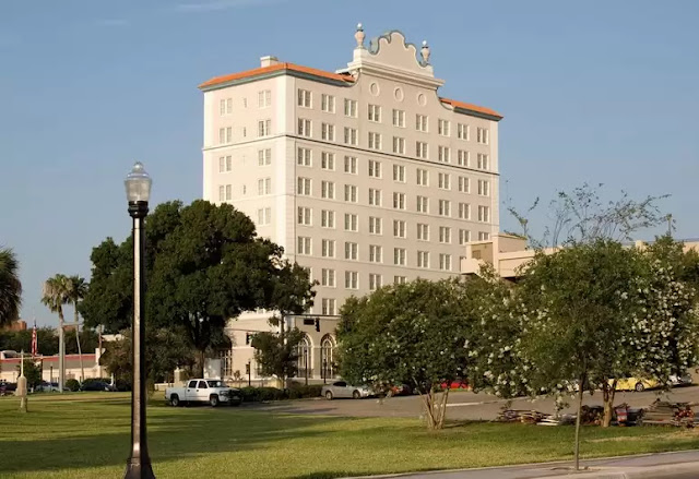The full-service luxury Terrace Hotel Lakeland is close to Orlando and provides the perfect escape with onsite fine dining, room service, and easy access to downtown Lakeland, including the picturesque walking and jogging trails around Lake Mirror.