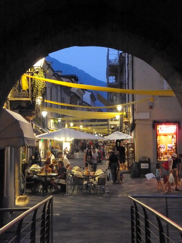 Aoste Aosta Italie vestiges romains porte prétorienne pretoriane rue