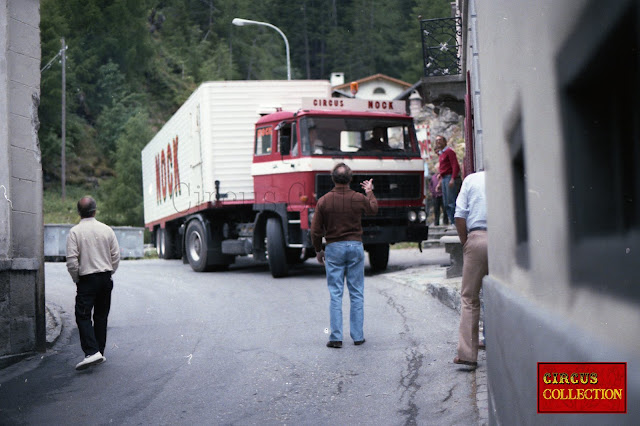 Camion du cirque Nock traversant un village grisonais 