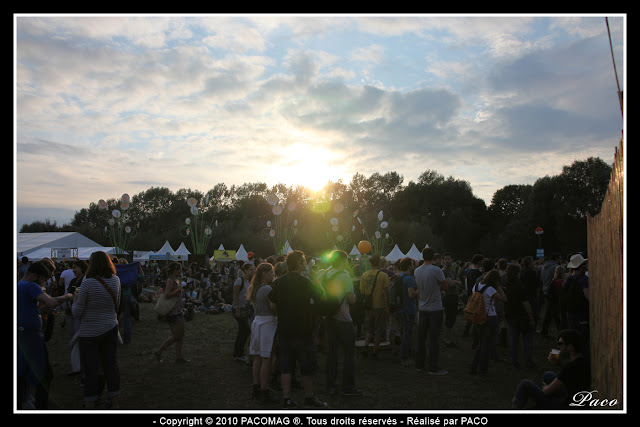 foule à l'entrée du temps des cerises à l'eco-festival du cabaret vert