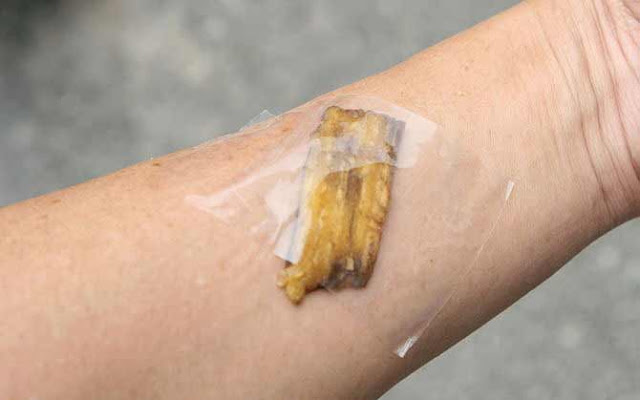 She taped the banana on her skin. Once you see the result, you'll surely try this! She taped the banana on her skin. Once you see the result, you'll surely try this!