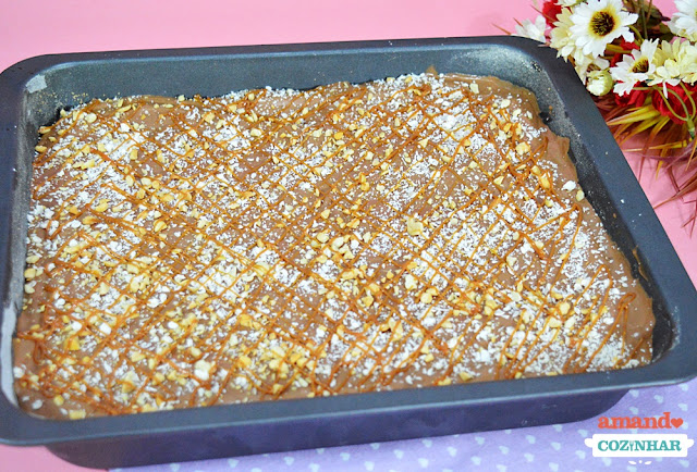 bolo furadinho com doce de leite e chocolate