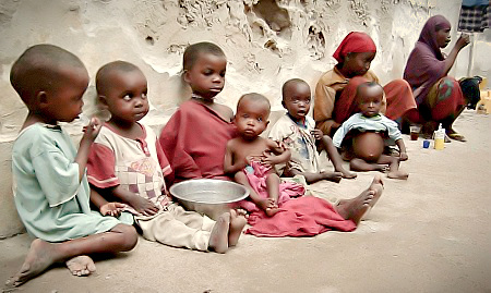 Un grupo de niños africanos disfrutando de su ración diaria de comida.