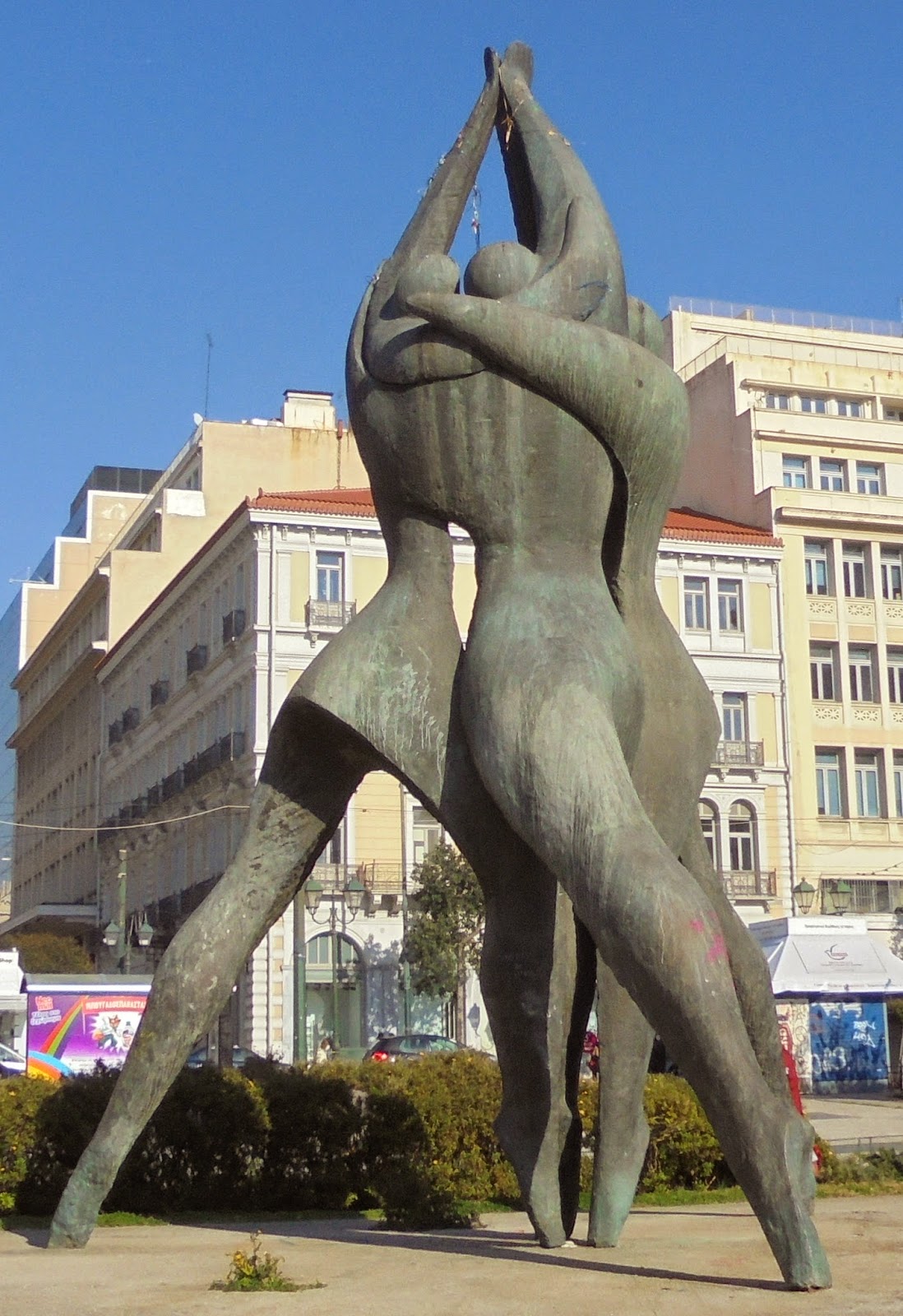 Το μνημείο της Εθνικής Συμφιλίωσης στην πλατεία Κλαυθμώνος