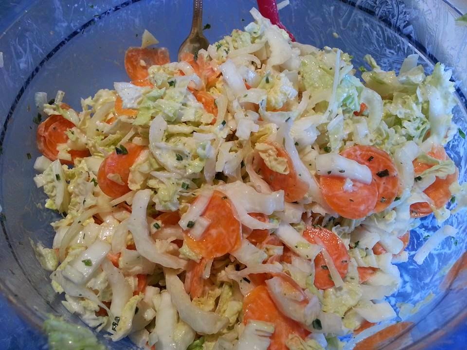 Lecker und kalorienarm kochen: Chinakohl Karottensalat mit Joghurtdressing