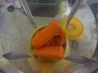 Carotte, jus d'orange et abricots dans blender pour réalisation du smoothie 